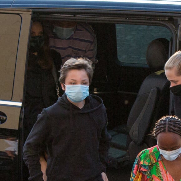 Angelina Jolie photographiée avec ses enfants à Paris, le mercredi 22 juin 2021. @Nasser Berzane/ABACAPRESS.COM