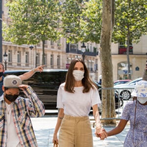 Angelina Jolie photographiée avec ses enfants à Paris, le mercredi 22 juin 2021. @Nasser Berzane/ABACAPRESS.COM