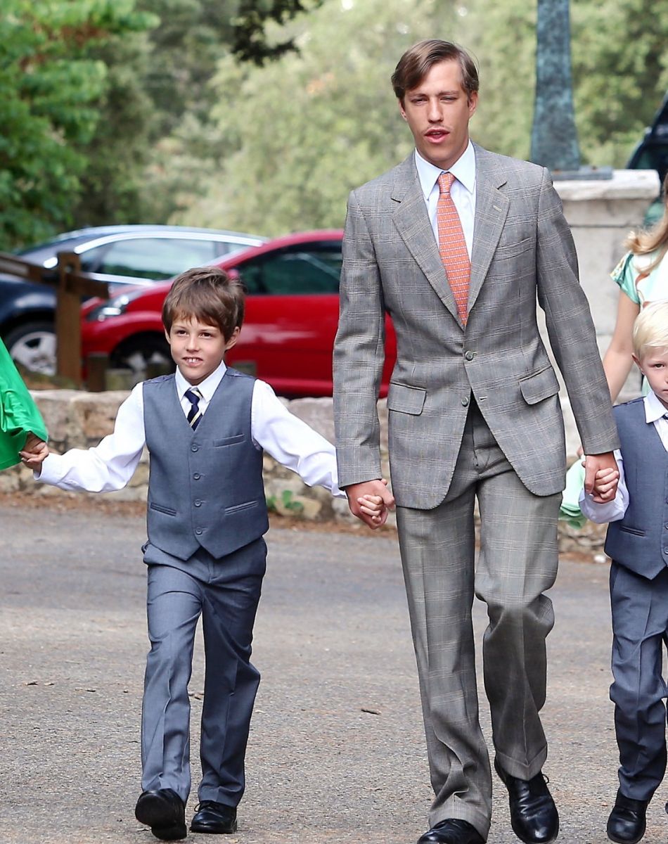 La princesse Tessy et le prince Louis de Luxembourg, leurs enfants les princes Gabriel et Noa de Nassau, le grand duc héritier Guillaume de Luxembourg et sa femme la grande duchesse héritière Stéphanie de Lannoy lors de la célébration du baptême de la princesse Amalia de Luxembourg en la chapelle de Saint Ferréol à Lorgues, le 12 juillet 2014.