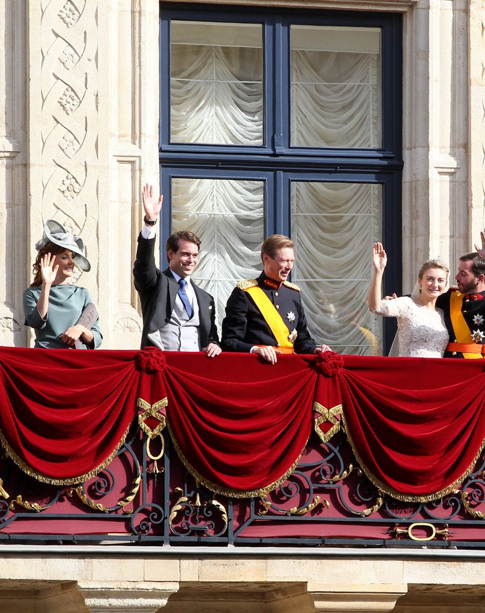 Prince Louis, Princesse Tessy, le Prince Felix, Le grand duc Henri de Luxembourg, la comtesse Stephanie de Lannoy, son epoux le prince Guillaume de Luxembourg, la Grande-Duchesse Maria Teresa de Luxembourg - Balcon du palace Grand-Ducal apres le mariage religieux a la cathedrale Notre-Dame de Luxembourg du prince Guillaume de Luxembourg et la comtesse Stephanie de Lannoy, le 20 octobre 2012.