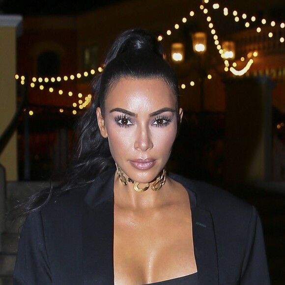 Kim Kardashian est allée diner au restaurant Sugarfish à Calabasas. Kim semble cacher son collier en or avec la main... Le 17 décembre 2018