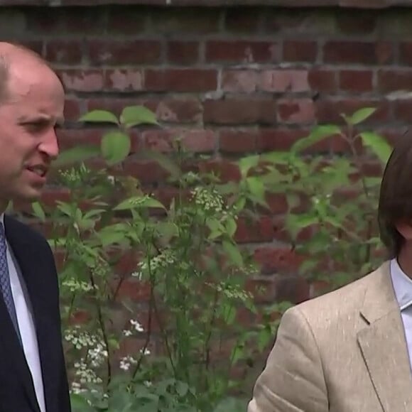 Le prince William, duc de Cambridge, et son frère Le prince Harry, duc de Sussex, se retrouvent à l'inauguration de la statue de leur mère, la princesse Diana dans les jardins de Kensington Palace à Londres le 1er juillet 2021. 