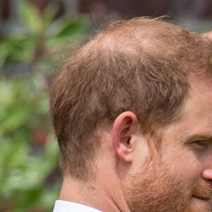 Le prince William, duc de Cambridge, et son frère Le prince Harry, duc de Sussex, se retrouvent à l'inauguration de la statue de leur mère, la princesse Diana dans les jardins de Kensington Palace à Londres, Royaume Uni, le 1er juillet 2021. Ce jour-là, la princesse Diana aurait fêté son 60 ème anniversaire. 