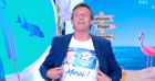 Jean-Luc Reichmann prend la pose avec Zette sur le plateau des "Douze Coups de midi", sur TF1.