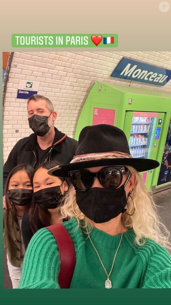 Laeticia Hallyday en famille à Paris. Instagram.