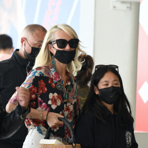 Exclusif - Laeticia Hallyday avec son compagnon Jalil Lespert, sa fille Joy arrivent à l'aéroport d'Orly accompagnés de Carl (chauffeur) le 7 juillet 2021.