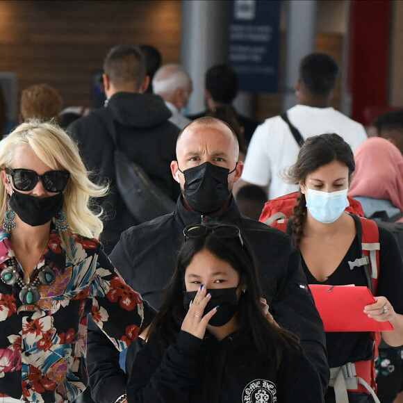 Exclusif - Laeticia Hallyday avec son compagnon Jalil Lespert, sa fille Joy arrivent à l'aéroport d'Orly accompagnés de Carl (chauffeur) le 7 juillet 2021.