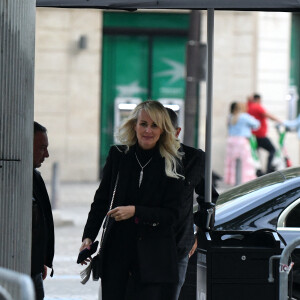 Exclusif - Laeticia Hallyday et son compagnon Jalil Lespert sont allés dîner au restaurant Mun sur les champs Elysées à Paris, France, le 6 juillet 2021.