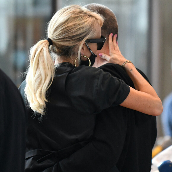 Exclusif - Laeticia Hallyday et ses filles Jade et Joy arrivent à l'aéroport de Roissy-Charles-de-Gaulle à Paris, le 27 juin 2021. Son compagnon Jalil Lespert lui a fait la surprise de venir l'accueillir à l'aéroport