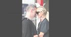 Laeticia Hallyday échange un tendre baiser avec Jalil Lespert sous le soleil des Caraïbes