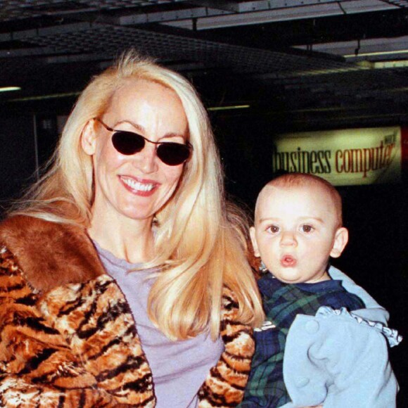 JERRY HALL ET SON FILS GABRIELLE AEROPORT DE LONDRES HEATHROW