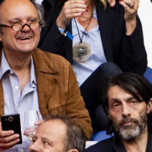 Exclusif - Valérie Trierweiler et son nouveau compagnon Romain Magellan (ex-star du rugby) s'embrassent dans les tribunes de la finale du Top 14 français entre Montpellier et Castres au Stade de France à Paris, le 2 juin 2018. © Pierre Perusseau/Bestimage