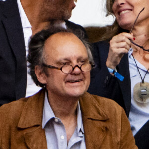 Exclusif - Valérie Trierweiler et son nouveau compagnon Romain Magellan (ex-star du rugby) s'embrassent dans les tribunes de la finale du Top 14 français entre Montpellier et Castres au Stade de France à Paris, le 2 juin 2018. © Pierre Perusseau/Bestimage