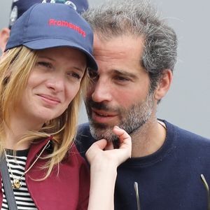Charlie Bruneau et son compagnon Jean Baptiste Pouilloux dans les tribunes lors des internationaux de tennis de Roland Garros à Paris, France, le 30 mai 2019. © Jacovides-Moreau/Bestimage