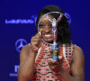 La sportive de l'année Simone Biles pose avec son trophée - Soirée des Laureus World Sport Awards 2017 à Monaco le 14 février 2017.