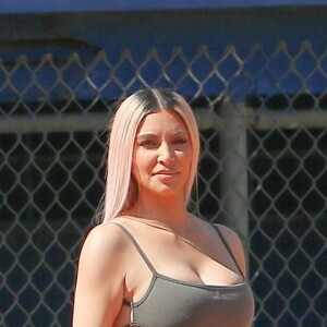 Kim Kardashian lors d'un match de softball avec des amis à Los Angeles sur le tournage de leur émission de télé-réalité, le 6 mars 2018.