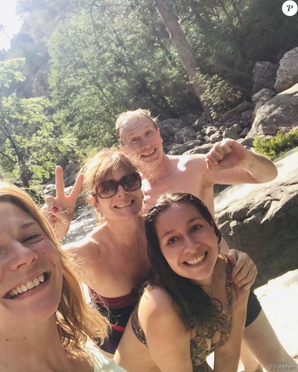 Cécilia Hornus avec son mari Thierry Ragueneau, sa fille Emma et sa belle-fille Lutèce en Corse, le 27 juillet 2021
