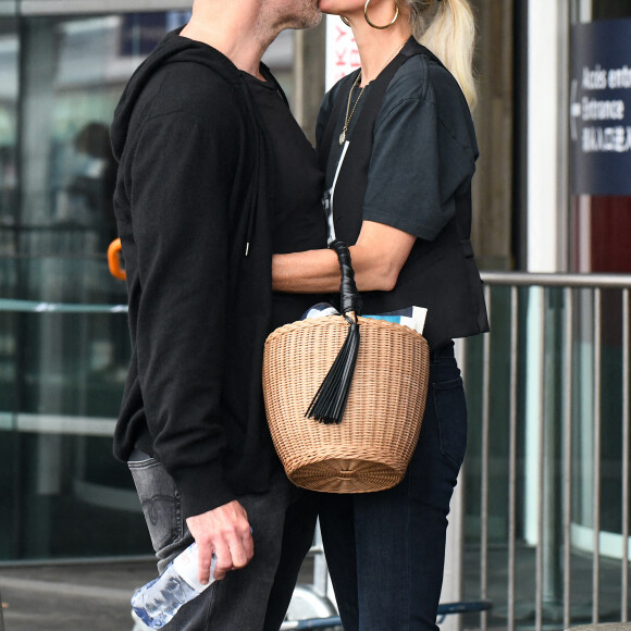 Laeticia Hallyday et ses filles Jade et Joy arrivent à l'aéroport de Roissy-Charles-de-Gaulle à Paris, le 27 juin 2021. Son compagnon Jalil Lespert lui a fait la surprise de venir l'accueillir à l'aéroport avec sa fille Gena !