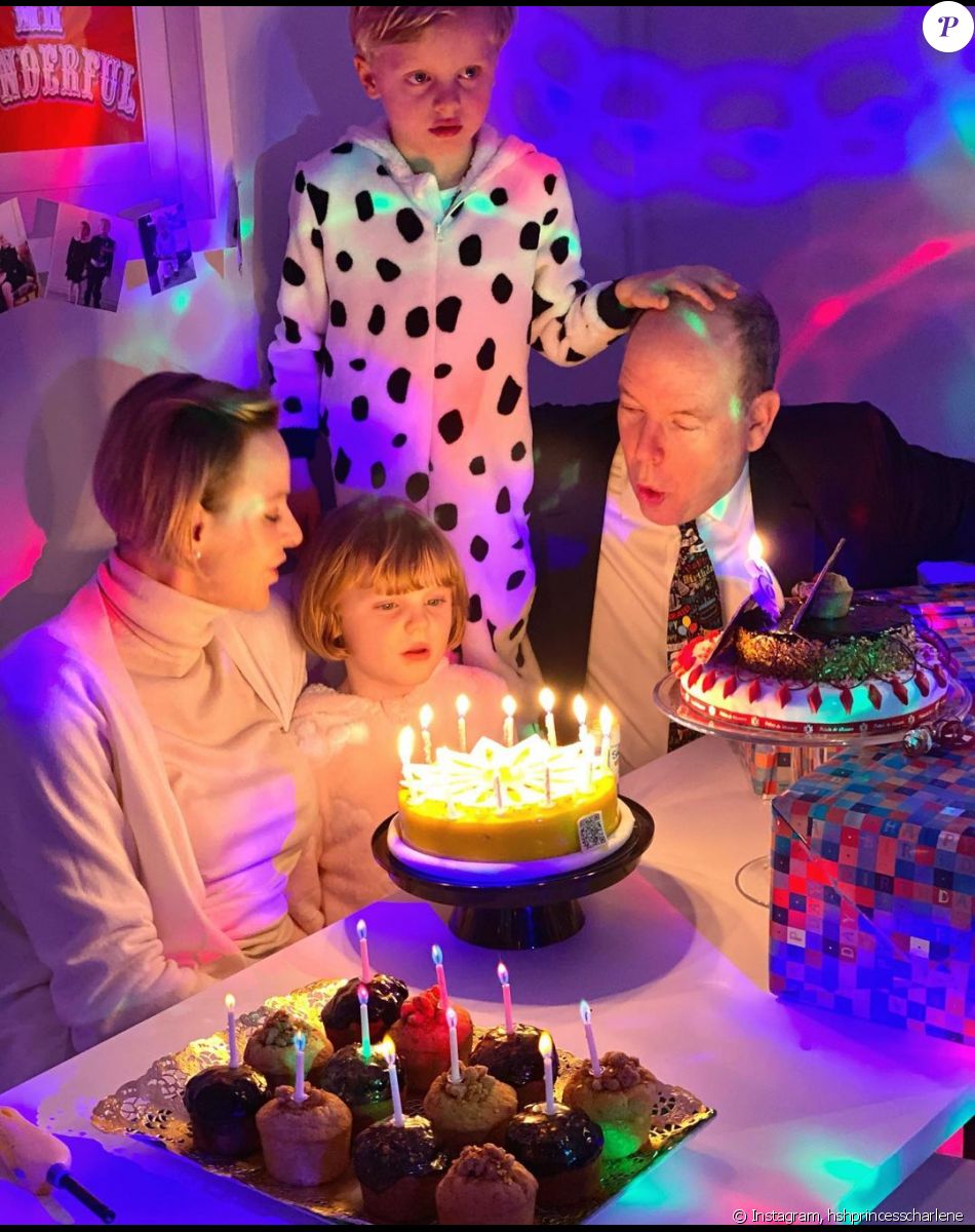 Jacques et Gabriella de Monaco fêtent leurs 6 ans avec leur père le prince Albert et leur mère la princesse Charlene, le 6 décembre 2020.