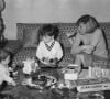 Christine Dassin fête l'anniversaire de son fils Julien, 1 an, à son domicile avec son autre fils Jonathan (3 ans). Le 22 mars 1981. © Jean-Claude Woestelandt / Bestimage