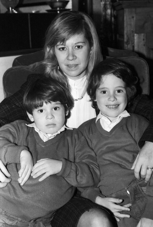 Christine Dassin et ses fils Julien et Jonathan à leur domicile. Milieu des années 1980. © Jean-Claude Woestelandt / Bestimage