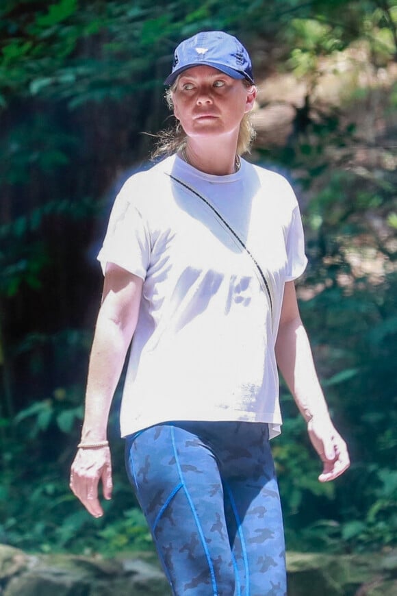 Exclusif - Ellen Pompeo et son mari Chris Ivery sont allés faire une randonnée à Los Feliz, Los Angeles, le 15 juin 2021.