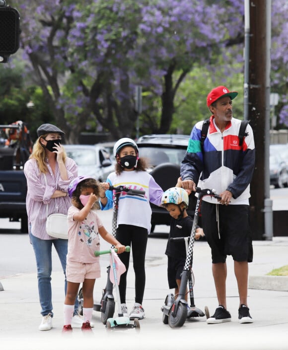 Ellen Pompeo, son mari Chris Ivery et leurs enfants Sienna May Pompeo Ivery, Stella Luna Pompeo Ivery, Eli Christopher Pompeo Ivery se promènent à Los Angeles le 8 juin 2020.