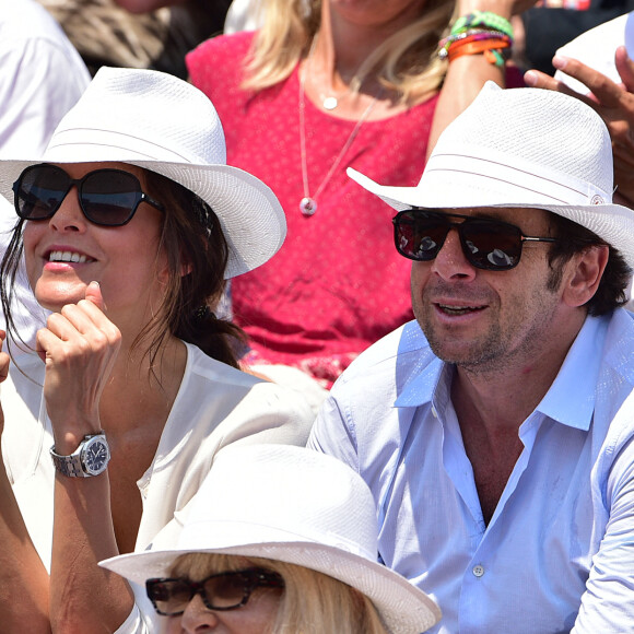 Patrick Bruel et sa compagne Caroline Nielsen - People dans les tribunes lors de la demi-finale des Internationaux de tennis de Roland-Garros à Paris, le 5 juin 2015.