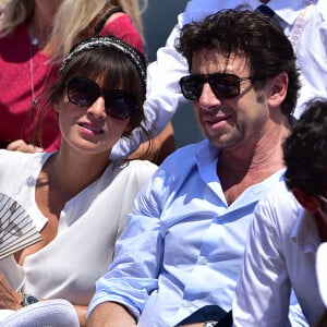 Patrick Bruel et sa compagne Caroline Nielsen - People dans les tribunes lors de la demi-finale des Internationaux de tennis de Roland-Garros à Paris, le 5 juin 2015.