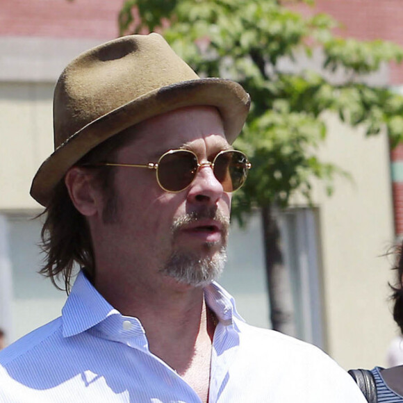 Exclusif - Brad Pitt et Angelina Jolie font du shopping avec leurs enfants Shiloh et Pax à Glendale. Le 10 juillet 2015