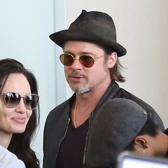 Brad Pitt, sa femme Angelina Jolie et leurs enfants Maddox, Pax, Zahara, Shiloh, Vivienne et Knox prennent l'avion à l'aéroport de Los Angeles pour venir passer quelques jours dans leur propriété de Miraval, le 6 juin 2015. 