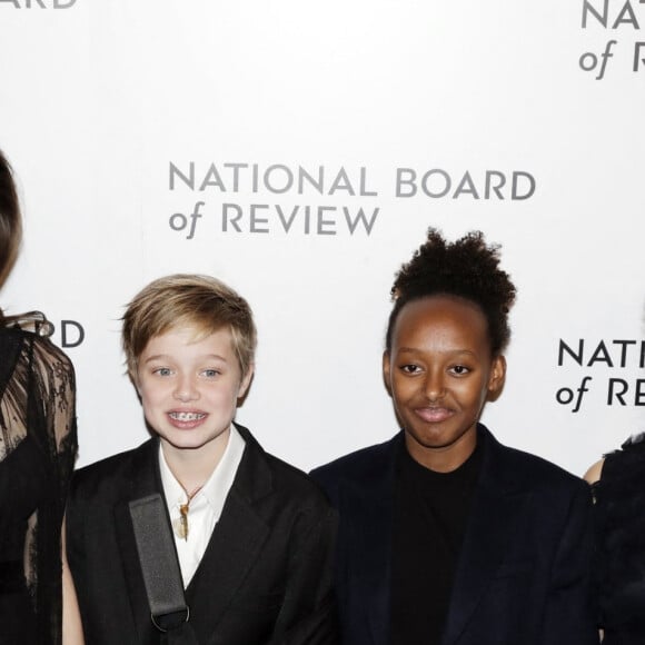 Angelina Jolie avec sa fille Shiloh Jolie-Pitt (le bras en écharpe) et sa fille Zahara Jolie-Pitt, Zahara Jolie-Pitt et Loung Ung - Célébrités à la soirée de gala des National Board of Review Annual Awards à New York City, New York, Etats-Unis, le 9 janvier 2018.