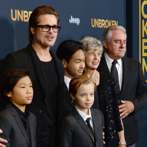 Brad Pitt, Maddox Jolie-Pitt, Pax Jolie-Pitt, Shiloh Jolie-Pitt et ses parents Jane et William Alvin Pitt à la première du film "Unbroken" à Hollywood, le 15 décembre 2014.