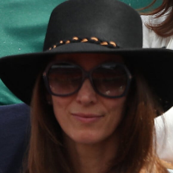 Karine Le Marchand très complice de Stéphane Plaza - Les célébrités dans les tribunes lors des internationaux de France de Roland-Garros à Paris, le 4 juin 2017. © Dominique Jacovides-Cyril Moreau/Bestimage