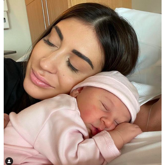 Martika pose avec sa fille Gioia, née le 17 juillet 2021.