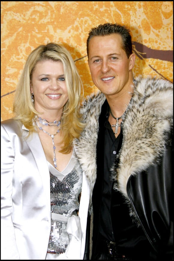 Michael Schumacher et son épouse Corinna à la projection du film "Astérix aux Jeux Olympiques" à Paris.