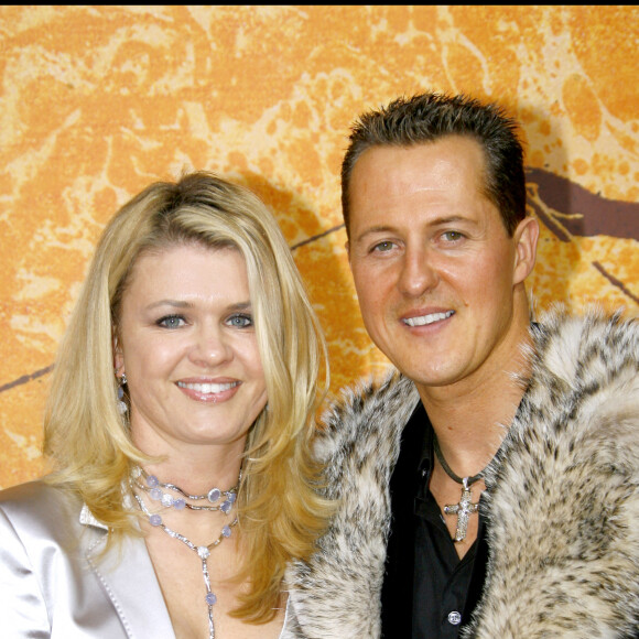 Michael Schumacher et son épouse Corinna à la projection du film "Astérix aux Jeux Olympiques" à Paris.
