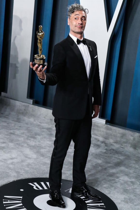 Taika Waititi, lauréat du prix Scénario adapté pour "Jojo Rabbit", à la soirée "Vanity Fair Oscar Party" après la 92ème cérémonie des Oscars 2020 au Wallis Annenberg Center for the Performing Arts à Los Angeles, le 9 février 2020.