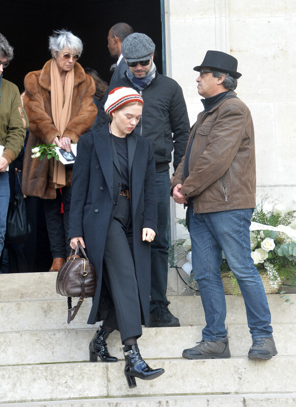 Léa Seydoux et Melvil Poupaud - Sorties des obsèques d'Anna Karina en la chapelle de l'Est au cimetière du Père Lachaise à Paris. Le 21 décembre 2019.