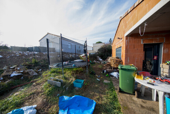 La maison en construction de Delphine Jubillar (Aussaguel) , disparue sans laisser de traces depuis le 16 décembre 2020 à Cagnac les Mines dans le Tarn. Un gendarme et une équipe du service des eaux ont mené des investigations pour chercher des traces dans le réseau raccordé à la maison. Le 7 janvier 2021  © Frédéric Maligne / Bestimage