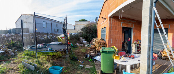 La maison en construction de Delphine Jubillar (Aussaguel) , disparue sans laisser de traces depuis le 16 décembre 2020 à Cagnac les Mines dans le Tarn. Un gendarme et une équipe du service des eaux ont mené des investigations pour chercher des traces dans le réseau raccordé à la maison. Le 7 janvier 2021  © Frédéric Maligne / Bestimage