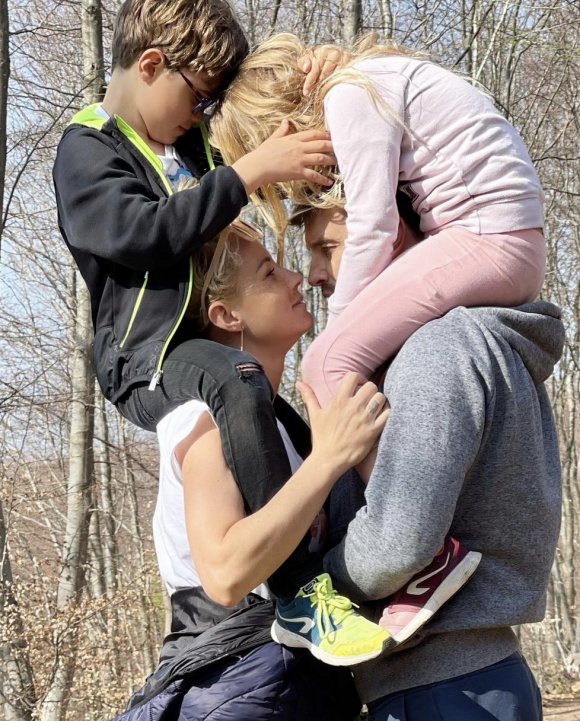 Élodie Gossuin avec deux de ses enfants et son mari Bertrand Lacherie - Instagram