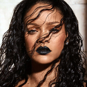 Rihanna pose pour la nouvelle collection de cosmétiques de Fenty Beauty: Mattemoiselle.