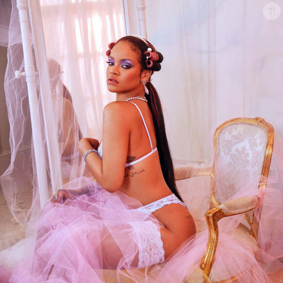 Rihanna pose pour la campagne publicitaire SAVAGE-X-FENTY "Purple"