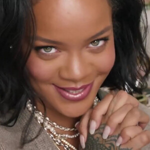 Rihanna fait un tutoriel beauté avec les nouveaux produits de sa marque de cosmétiques "Fenty Beauty". La chanteuse et femme d'affaires barbadienne de 32 ans montre comment utiliser le fard à joues et la poudre bronzante dans cette vidéo. Los Angeles. Le 29 avril 2020.
