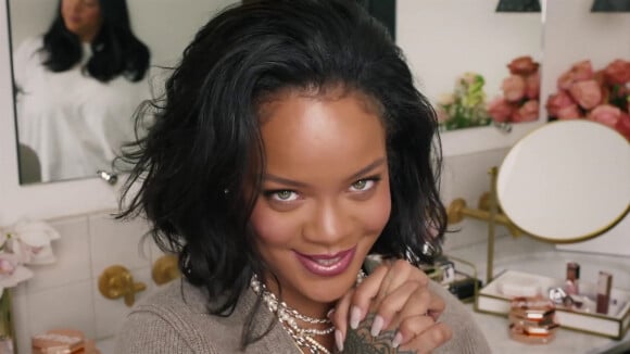 Rihanna fait un tutoriel beauté avec les nouveaux produits de sa marque de cosmétiques "Fenty Beauty". La chanteuse et femme d'affaires barbadienne de 32 ans montre comment utiliser le fard à joues et la poudre bronzante dans cette vidéo. Los Angeles. Le 29 avril 2020.