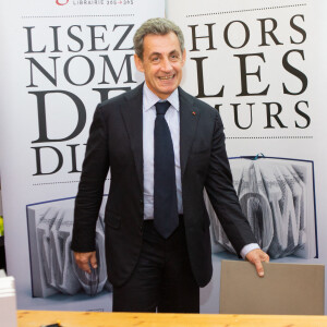 Nicolas Sarkozy dédicace son livre à la librairie Filigranes à Bruxelles