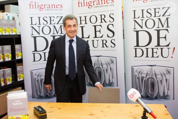 Nicolas Sarkozy dédicace son livre à la librairie Filigranes à Bruxelles