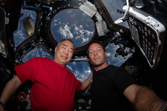 L'astronaute Soichi Noguchi de JAXA et l'astronaute de l'ESA (Agence spatiale européenne) Thomas Pesquet dans la Station spatiale internationale (ISS), le 28 avril 2021. © NASA/Zuma Press/Bestimage