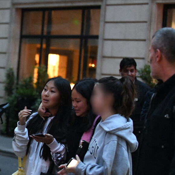 Exclusif - A la sortie de chez Anne Marcassus, Laeticia Hallyday, sa fille Joy Hallyday et Romy (la fille d'H.d'Estève) rejoignent Jalil Lespert et Jade Hallyday pour aller dîner au restaurant Taokan à Paris, le 29 juin 2021